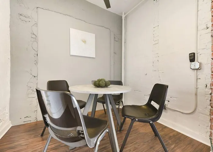 1 Bedroom Downtown With Roof View *
